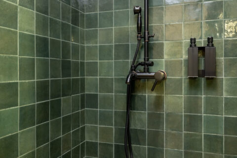 Tips for cleaning bathroom tiles using natural products
