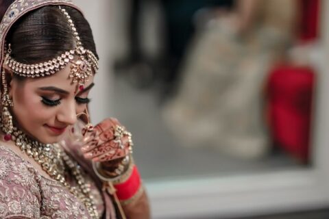 7 Best Hairstyles for Indian Brides To Beautify The Special Day thumbnail