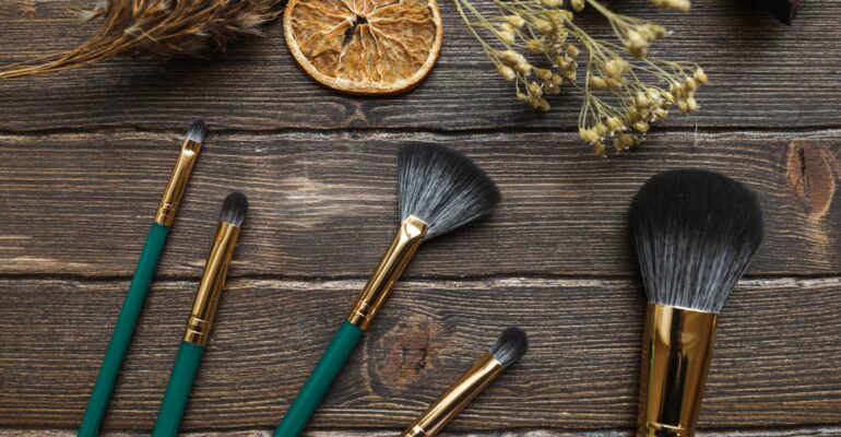 Different Types of Makeup Brushes A Complete Guide thumbnail